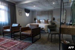 Bekas kamar tidur mantan Presiden Afrika Selatan Nelson Mandela menjadi Presidential Suite di hotel butik Sanctuary Mandela di Johannesburg, 19 November 2021. (GUILLEM SARTORIO / AFP)