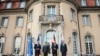 Los cancilleres de Francia, Laurent Fabius, de Ucrania Pavlo Klimkin, de Alemania Frank-Walter Steinmeier y Rusia Sergey Lavrov, (izq. -der.), informan a los medios antes de una reunión en la Casa de Huéspedes de la cancillería, Villa Borsig, en Berlín, en agosto de 2014. 