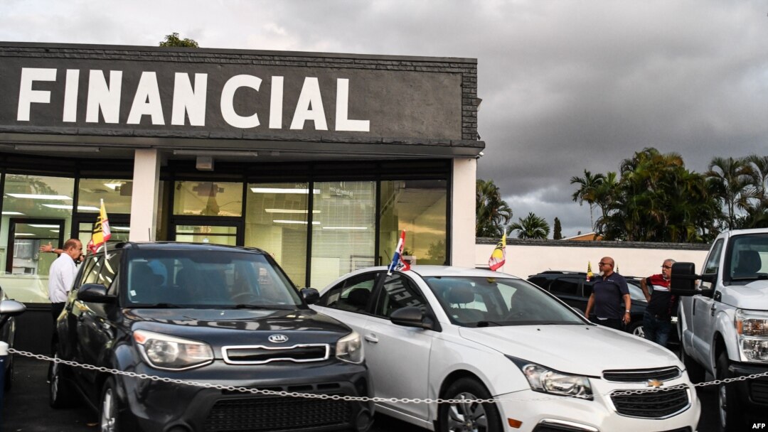 Konsumen di tempat penjualan mobil bekas di Miami, Florida, 12 Januari 2022. Indeks harga konsumen (CPI) Departemen Tenaga Kerja AS naik 7,5 persen selama 12 bulan hingga Januari, tertinggi sejak Juni 1982. (CHANDAN KHANNA / AFP)