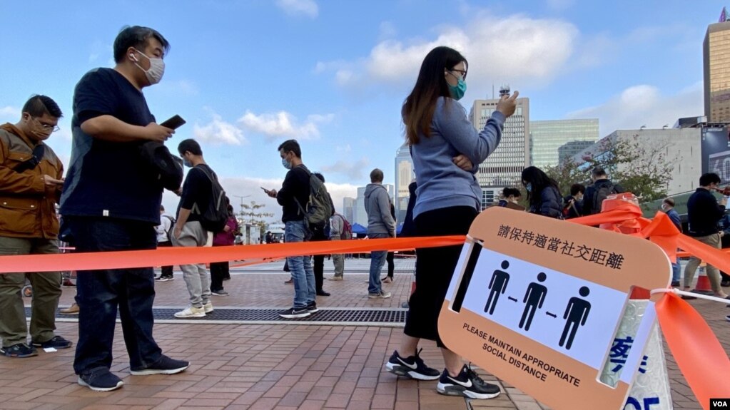 当局有指示牌呼吁排队接受强制病毒检测的香港市民保持社交距离 (美国之音/汤惠芸) (photo:VOA)