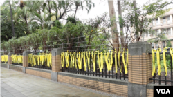 台湾跨国同性伴侣在台北行政院外系了近五百多条的黄丝带，象徵近500对的跨国同性伴侣仍无法在台成家。 (美国之音记者谭嘉琪拍摄)