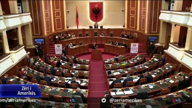 Shqipëri, ndryshimet kushtetuese për Vettingun miratohen me 118 vota