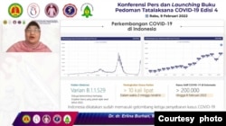 Dr. dr. Erlina Burhan menyampaikan perkembangan situasi COVID-19 di Indonesia yang dipengaruhi oleh varian Omicron dalam konferensi pers dan launching Buku Pedoman Tatalaksana COVID-19 Edisi 4, pada 9 Februari 2022. (Foto: Tangkapan Layar)