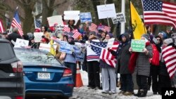 Demonstranti protiv Kovid restrikcija mašu vozilima u prolazu u Pat sol parku, ndaleko od Mosta mira, 12. febraura 2022. u Bafalu, Njujork.