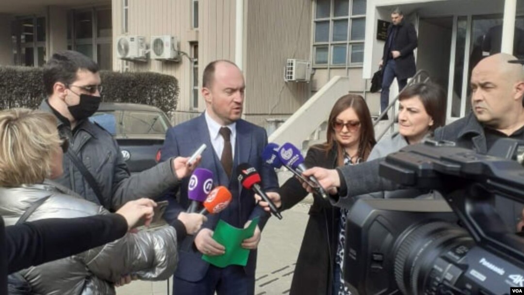 Šef medijskog tima SDP-a Mirko Stanić obraća se novinarima nakon podnošenja krivične prijave protiv predsednika Vlade Crne Gore u tehničkom mandatu, Zdravka Krivokapića, u Podgorici, 14. februara 2022. (Foto: Glas Amerike)