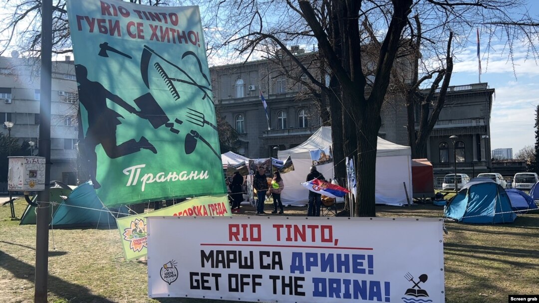 Ekološke organizacije, inicijative i građani protestuju ispred Predsedništva Srbije i traže donošenje zakona o trajnoj zabrani rudarenja litijuma i bora