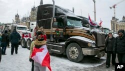 Routiers bloquant Ottawa pour protester contre les mesures sanitaires anti-Covid en Ontario au Canada, le 12 février 2022.