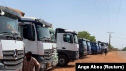 Des camions commerciaux sont garés près de la frontière entre la Côte d'Ivoire et le Mali, à Tingrela, en Côte d'Ivoire, le 20 janvier 2022. 