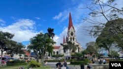 A un costado del parque La Merced, en San José, Costa Rica, se encuentra la iglesia del mismo nombre. Foto VOA.