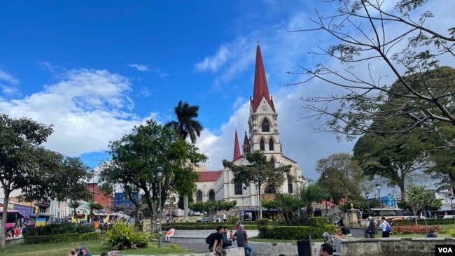 A un costado del parque La Merced, en San José, Costa Rica, se encuentra la iglesia del mismo nombre. Foto VOA.