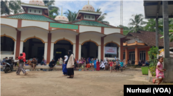 Warga berkumpul di Masjid Nurul Huda, Senin (14/2). Aktivitas ekonomi warga berhenti akibat insiden 8 Februari 2022. (Foto: VOA/Nurhadi)