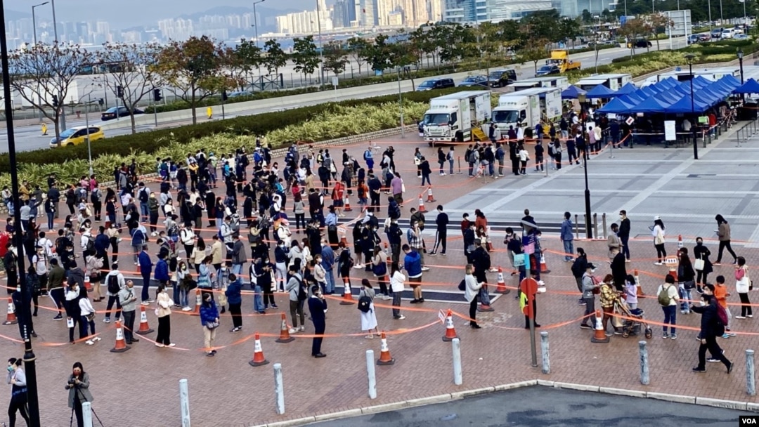 Warga Hong Kong antre untuk melakukan tes covid. (Foto: VOA)