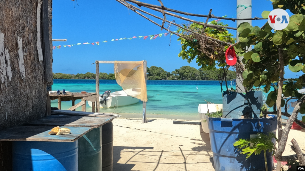 Cayo Pirata está unido por una estrecha franja de arena blanca a Cayo Madrisquí. 