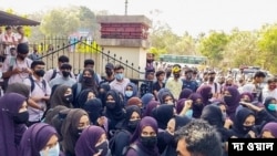 ভারতে স্কুলে হিজাব নিষিদ্ধের প্রতিবাদে বিক্ষোভরত ছাত্রীরা। 