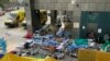 Pasien yang memakai masker berbaring di tempat tidur di area perawatan darurat di luar rumah sakit, menyusul wabah COVID-19 di Hong Kong, China, 16 Februari 2022. (Foto: REUTERS/Aleksander Solum)