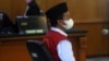 Herry Wirawan di pengadilan di Bandung, Jawa Barat pada 15 Februari 2022. (Foto: AFP/Timur Matahari) Terpidana mati kasus perkosaan 13 santriwati itu kini tengah mengajukan kasasi ke Mahkamah Agung. 