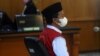 Herry Wirawan di pengadilan di Bandung, Jawa Barat pada 15 Februari 2022. (Foto: AFP/Timur Matahari) Terpidana mati kasus perkosaan 13 santriwati itu kini tengah mengajukan kasasi ke Mahkamah Agung. 