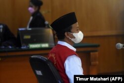 Herry Wirawan di pengadilan di Bandung, Jawa Barat pada 15 Februari 2022. Ia dijatuhi hukuman penjara seumur hidup atas pemerkosaan terhadap 13 siswa, semuanya di bawah umur. (Foto: AFP/Timur Matahari)