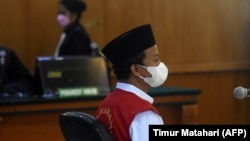 Herry Wirawan di pengadilan di Bandung, Jawa Barat pada 15 Februari 2022, di mana saat itu ia dijatuhi hukuman penjara seumur hidup atas pemerkosaan terhadap 13 siswa, semuanya di bawah umur. (Foto: AFP/Timur Matahari)