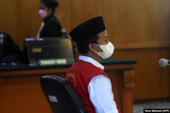 Herry Wirawan di pengadilan di Bandung, Jawa Barat pada 15 Februari 2022. Ia dijatuhi hukuman penjara seumur hidup atas pemerkosaan terhadap 13 siswa, semuanya di bawah umur. (Foto: AFP/Timur Matahari)