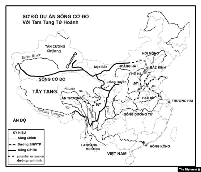 Sông Cờ Đỏ với Dự án chuyển nước vĩ mô “tam tung, tứ hoành / ba dọc, bốn ngang”; (a) đường đen mỏng: các dòng sông lớn; (b) đường đen đậm: Sông Cờ Đỏ và hai nhánh chính nối với các con sông thiên nhiên trong dự án chuyển nước nối lưu vực nam-bắc của Trung Quốc; (c) đường đen đậm đứt quãng gần: đường dẫn nước nam-bắc trong Dự án Chuyển Nước Nam-Bắc / SNWTP / South-North Water Transfer Project; (d) đường đen đậm đứt quãng xa: trong kế hoạch thực hiện. [nguồn: Sơ đồ mô phỏng The Diplomat Oct 23, 2021, với thêm ghi chú của người viết]