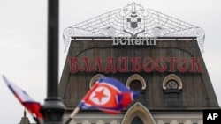 지난 2019년 4월 김정은 북한 국무위원장의 러시아 블라디보스토크 방문에 맞춰 현지 철도역 주변에 양측 국기가 걸려있다. (자료사진)