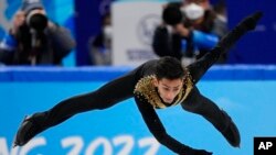 El mexicano Donovan Carrillo compite en el programa corto del patinaje artístico de los Juegos Olímpicos Invernales, el martes 8 de febrero de 2022, en Beijing. 