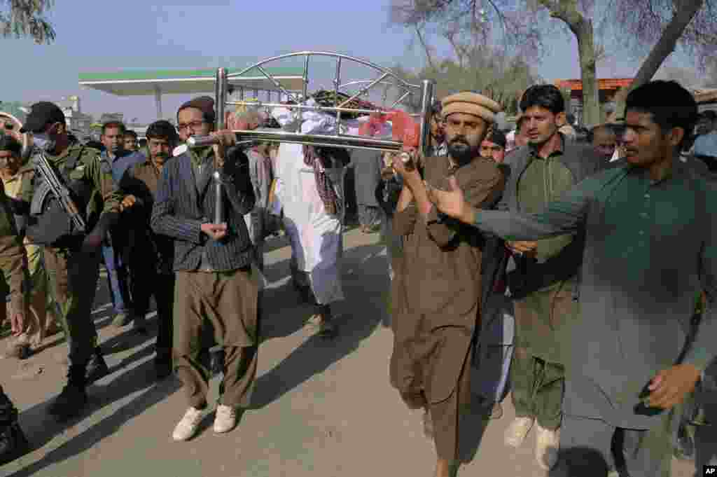 Pakistanın Xaneval rayonundakı Tulambada ucqar kəndində qəzəbli kütlənin Quranı təhqir etdiyi iddiası ilə daşqalaq edilərək öldürülən 41 yaşlı Mushtaq Əhmədin cəsədini qohumları aparır