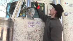 Կանադայի խորհրդարանի մոտ կայանված սպիտակ բեռնատարը, որը ծածկված է ցուցարարների ստորագրություններով և կարգախոսներով