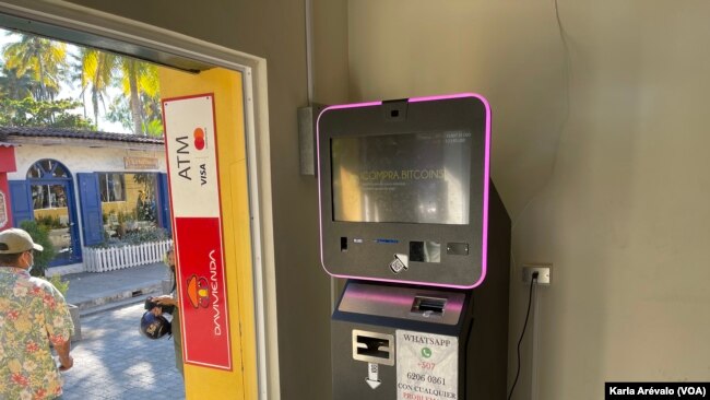 Los cajeros para comprar bitcóin se han vuelto parte de la implementación de la criptomoneda en El Salvador. Foto Karla Arévalo, VOA.