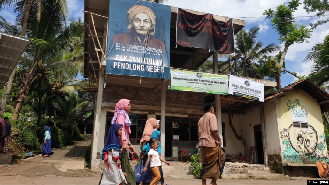 Sejumlah lembaga mendirikan posko peduli di Wadas untuk mendampingi warga. (Foto: VOA/Nurhadi)