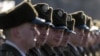Soldados de la guardia de honor asisten a una ceremonia para conmemorar el aniversario de la retirada de las tropas soviéticas de Afganistán, en Kiev, Ucrania, el martes 15 de febrero de 2022.