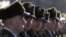 Tentara penjaga kehormatan menghadiri upacara untuk menandai penarikan pasukan Rusia dari Afghanistan, di Kyiv, Ukraina, Selasa, 15 Februari 2022.
