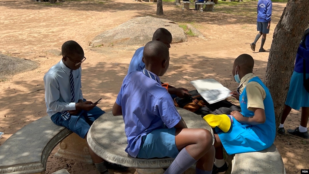 A 20% salary increase and some incentives announced by Zimbabwe's government Tuesday night did not change the teachers’ minds. As a result, students in Chitungwiza, Zimbabwe, on Feb. 10, 2022, read on their own (Columbus Mavhunga/VOA) 