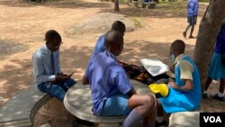 A 20% salary increase and some incentives announced by Zimbabwe's government Tuesday night did not change the teachers’ minds. As a result, students in Chitungwiza, Zimbabwe, on Feb. 10, 2022, read on their own (Columbus Mavhunga/VOA) 