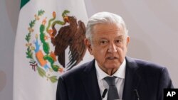 El presidente mexicano, Andrés Manuel López Obrador, pronuncia un discurso durante una ceremonia en el Zócalo de Ciudad de México, el 13 de agosto de 2021. 