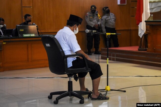 Herry Wirawan di pengadilan di Bandung, Jawa Barat pada 15 Februari 2022. Ia dijatuhi hukuman penjara seumur hidup atas pemerkosaan terhadap 13 siswa, semuanya di bawah umur. (Foto: AFP/Timur Matahari)