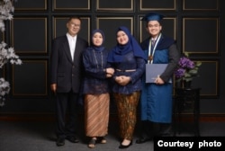 Ilham Nugraha (kanan) bersama ayah, Iwan Setiawan (kiri), ibu dan adik saat melakukan foto kelulusan dari ITB tahun 2020.