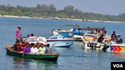 সেন্ট মার্টিন দ্বীপের ছেঁড়াদিয়ায় পর্যটক পারাপার। ১২ ফেব্রুয়ারি ২০২২। (ছবি: ভয়েস অফ আমেরিকা) 