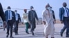 Le président nigérian Muhammadu Buhari (au centre), entouré de sa garde rapprochée.