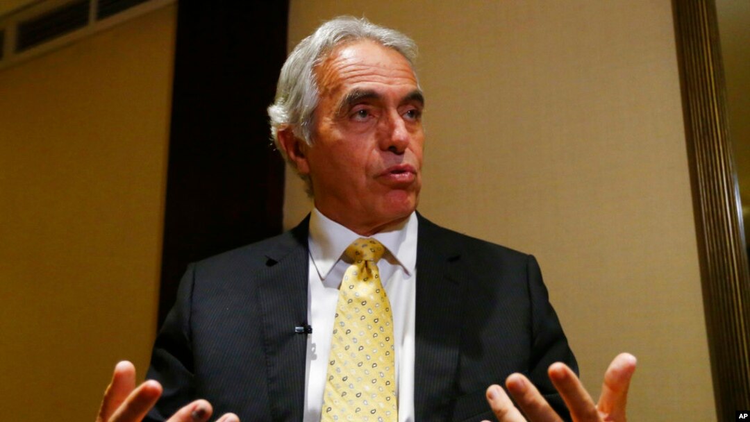 En esta foto tomada el jueves 31 de mayo de 2018, Diego García-Sayan, relator especial de las Naciones Unidas sobre la independencia de jueces y abogados, gesticula durante una entrevista de Associated Press en el distrito financiero de la ciudad de Makati, Filipinas.
