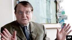 Foto Achiv: Savan Franse Luc Montagnier pandan yon entevyou an 2006 nan vil Paris. 