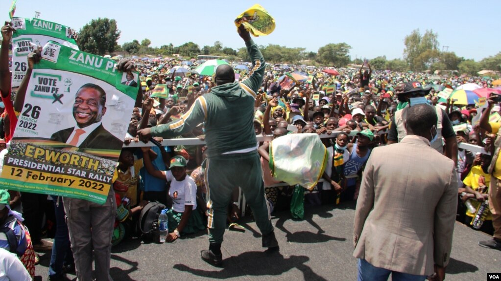 FILE: Zimbabwe's ruling ZANU-PF supporters at a rally on Feb. 12, 2022 in Epworth about 40 minutes south east of Harare. (Columbus Mavhunga/VOA)