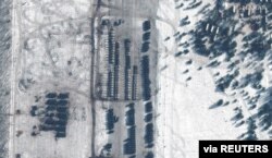 Gambar satelit menunjukkan kendaraan lapis baja di pangkalan udara Zyabrovka di Belarus, 10 Februari 2022. (Maxar Technologies/Handout via REUTERS)