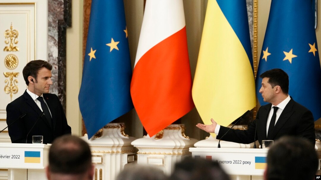 Tổng thống Pháp Macron và Tổng thống Ukraine Zelenskyy trong cuộc gặp hôm 8/2 Kyiv, Ukraine.