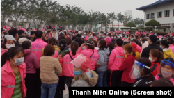 Hàng nghìn công nhân Công ty TNHH Vienergy tại Ninh Bình đình công ngày 11/2. (Ảnh chụp màn hình Thanh Niên Online)