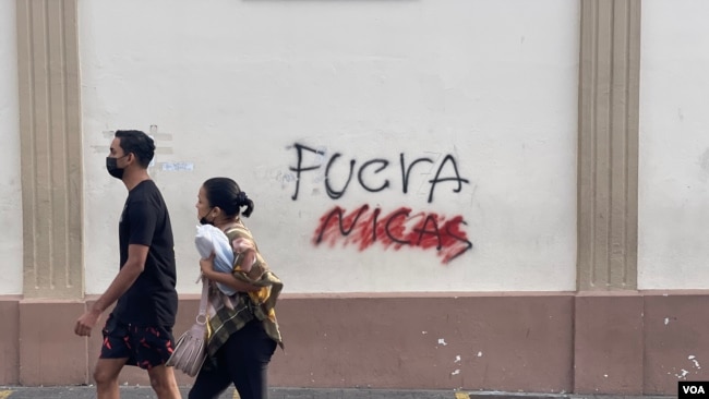 Grafiti cerca del parque La Merced muestra un mensaje xenofóbico contra los nicaragüenses. Foto VOA.