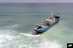 FV Lu Rong Yuan Yu, kapal penangkap ikan berbendera China yang kandas di Pointe-aux Sables, Port-Louis, Mauritius, Senin, 8 Maret 2021. (Foto: via AP)