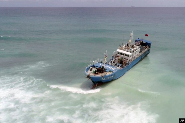 Kapal penangkap ikan berbendera China, FV Lu Rong Yuan Yu, yang kandas di Pointe-aux Sables, Port-Louis, Mauritius, Senin, 8 Maret 2021. (L'express Maurice via AP)