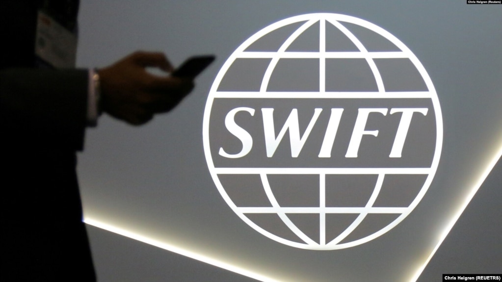 全球银行间支付系统SWIFT标志(photo:VOA)